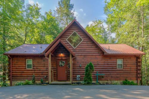 22 in Gatlinburg! Free tickets to Dollywood & more! Resort Pool