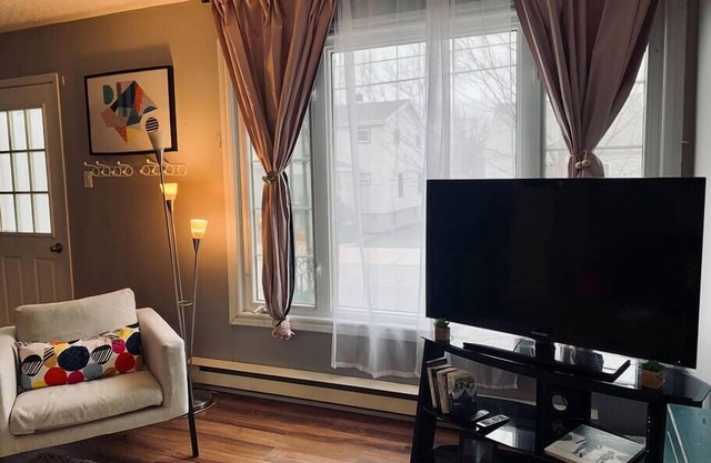 225 Cozy Work From Home Ready - 2 Bed w/ Backyard