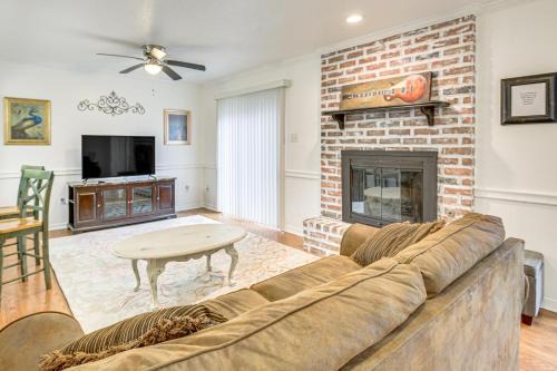 23 Mi to NOLA Cozy and Quaint Destrehan Townhome