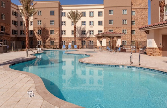 Centro de negocios las 24 horas + piscina al aire libre + bañera de hidromasaje | Suite moderna en el área de Phoenix