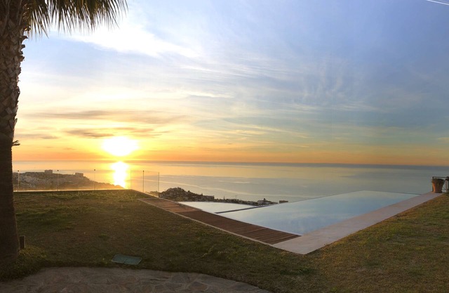¡240º de impresionantes vistas al mar! Villa única situada en lo alto de Benalmádena Pueblo