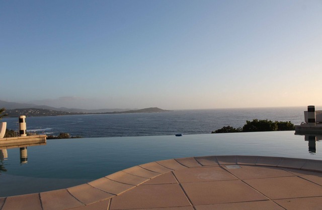 Villa de 250m2 en la costa sur de Ajaccio con magníficas vistas al mar, cerca de la playa y las tiendas.