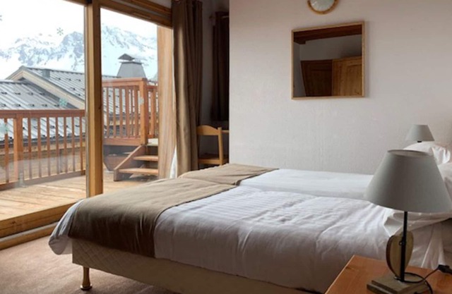 Apartamento de 260 m2, 6 habitaciones, 6 sdbn (12 a 14 personas) en chalet, orientado al sur