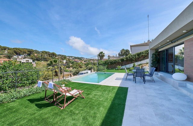 2AGN02 - Moderna casa con piscina privada en zona residencial