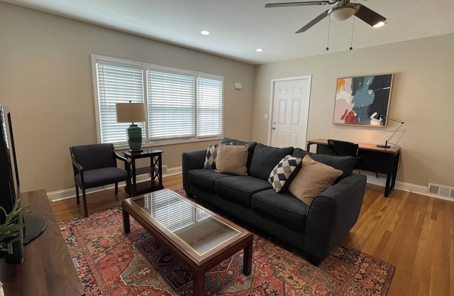 2bd/1ba apt in walkable area near Emory, nature trails, available Aug. 15th