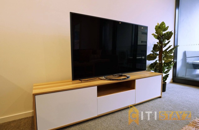 2bd 2bth - Chic Apt in Woden CBD