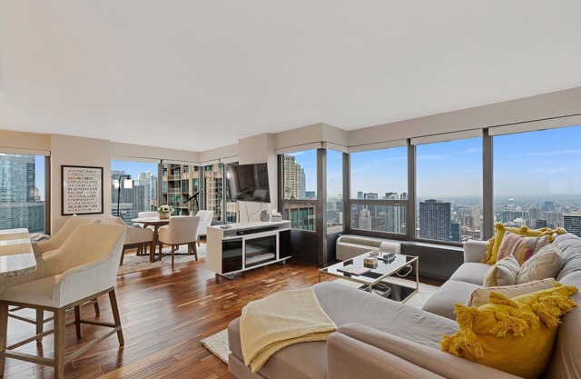 2bd River North Condo with Million Dollar Views! by AllSet Turnover