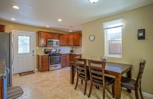 2bd, 1ba Remodeled Home w / patio grande, se admiten perros
