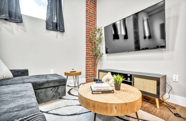 2Bed 1Bath Free Parking 10 Min to DT Gym