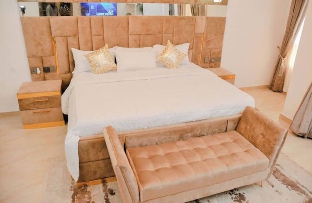 2bed/24/7electri/wi-fi/Security