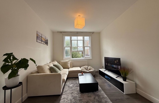 2Bed Apartment-Sleeps 4, Pets Ok & Balcony