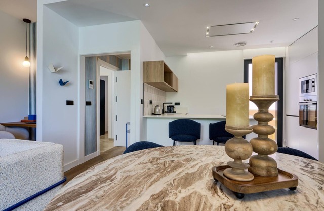 Apto 2 dorm/2 baños, 3er piso, ascensor, escritorio y parking