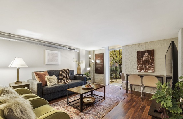 2BR/2BA Modern Apartment w Garden, Wifi, Gym, 24/7 FD, Central Location