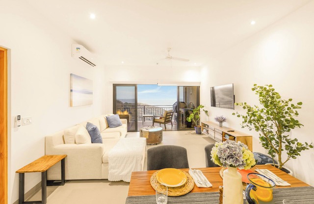 2BR/2BA Oceanfront Lux Surf Condo in Los Cerritos w/ Pool, Gym, Hot Tub, Sauna