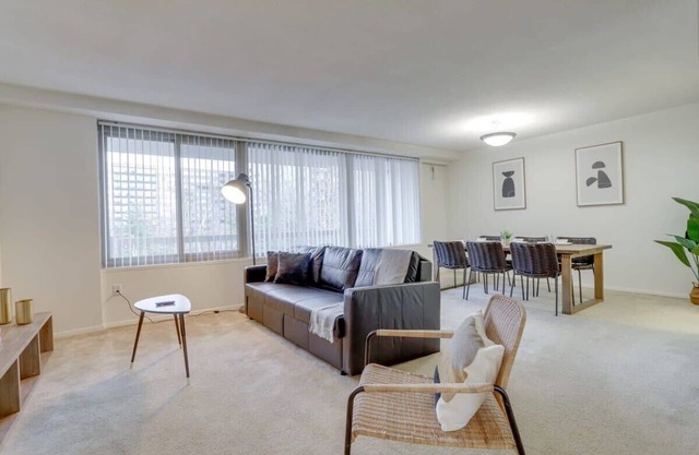 2BR Apt in Crystal City W Seasonal Pool
