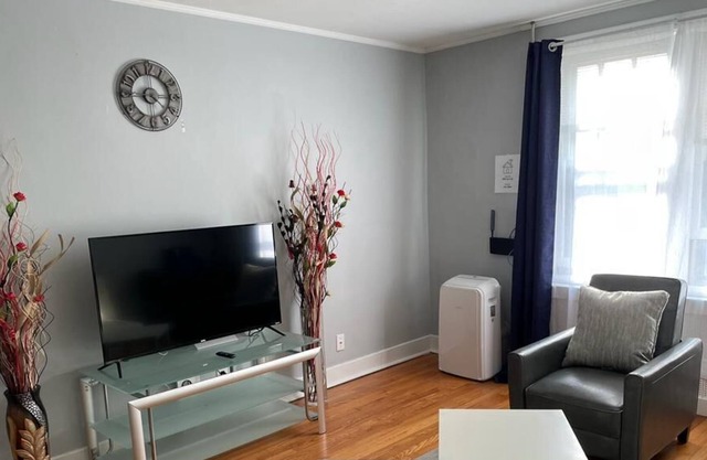 2BR Apt Near St. Peter's Hospital