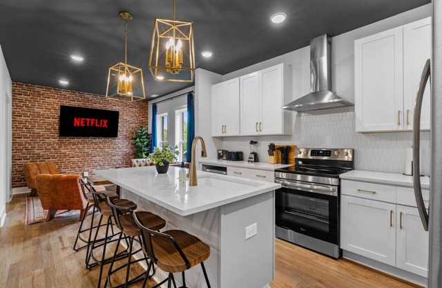2BR Bachelor Pad, Full Kitchen & Bath - Sleeps 9!