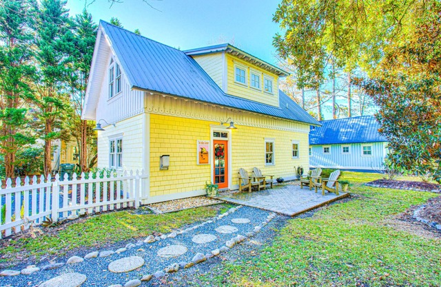 2BR coastal cottage w/ whirlpool tub & patio