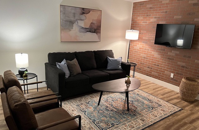 Condominio 2BR completamente renovado: tranquilo, piscinas, cerca de festivales.