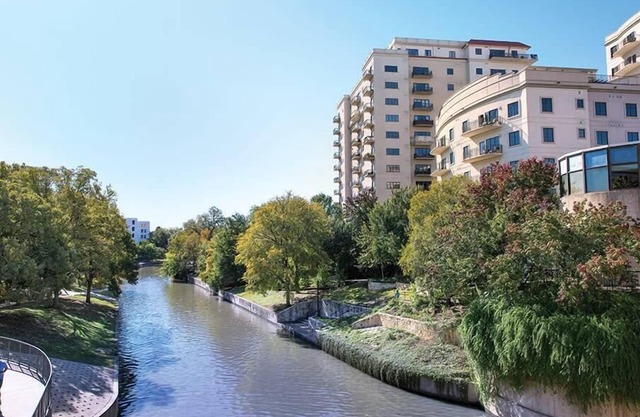 2br DX Condo w/ Downtown Skyline Views & River Walk!