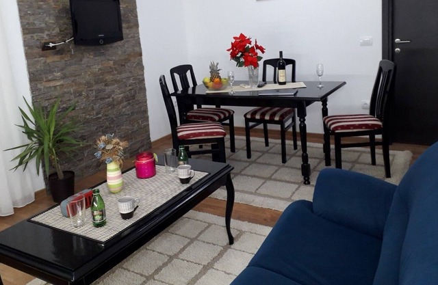 2BR Alojamiento familiar en el aeropuerto con estacionamiento privado gratuito y patio