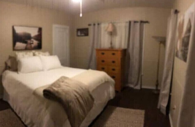2BR HOME, fast WiFi, fenced yard, pet friendly