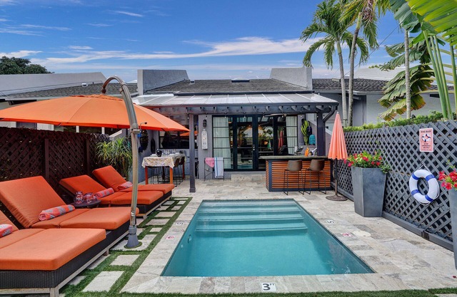 2BR home w/ pool located steps away from LAS OLAS!