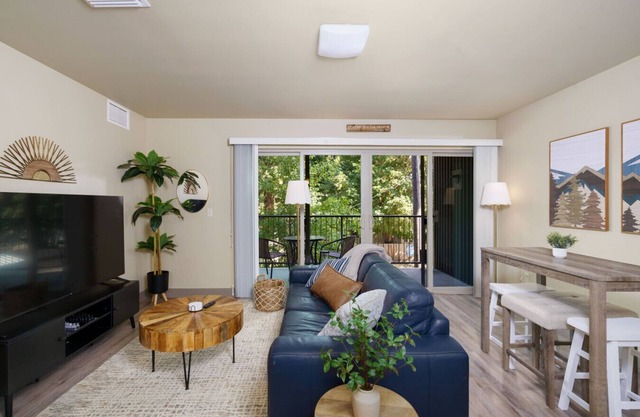 2BR Loft–5 Min to Lake&Downtown