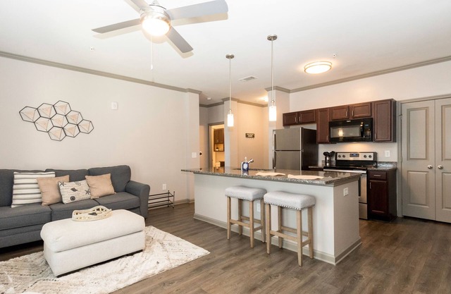 2br Near Downtown+Parking+Pool