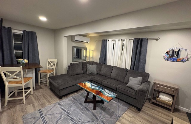 Completamente renovado Duplex Ocean Block, cerca de todo en Dewey
