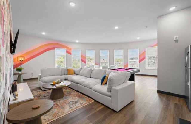 2BR Penthouse in Nashville`s Heart - Free Parking