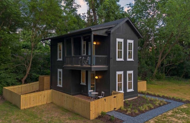 2BR Urban Retreat w/ Deck, Near Downtown Durham