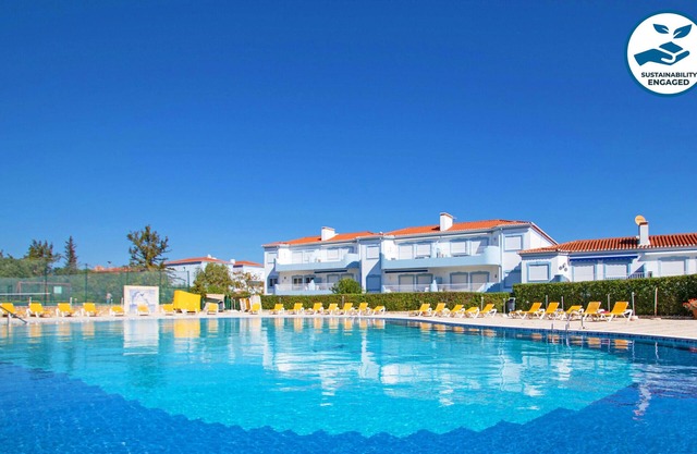 2BR w/ Pools, Jacuzzi & A/C – Portimão Beach