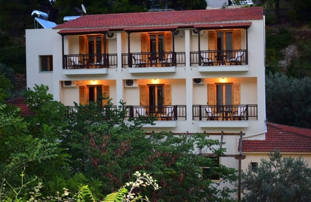 3 λεπτά μακριά από την θάλασσα .