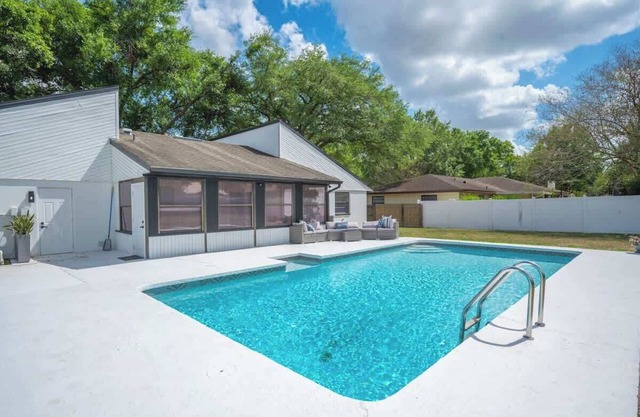 3/2 Home with pool / fitness gym / coffee