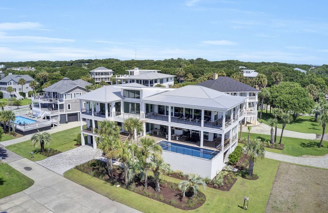 3 47th Avenue by AvantStay | Oceanfront + Private Pool + View