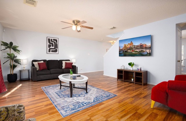 3 BD/2.5 BA*SeaWorld**Six Flags*Riverwalk*UTSA*Medical Center*Pool Table*B/Crib*