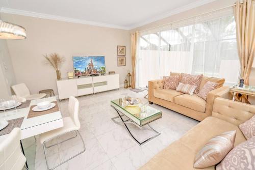 3 BD All Suites Home with Pool minutes from Disney