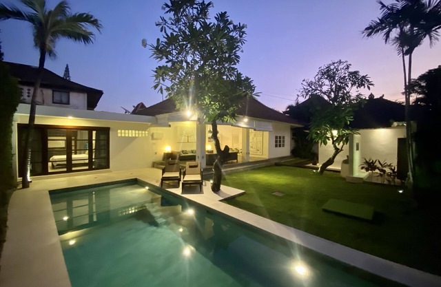 VILLA DE 3 DORMITORIOS | 400m DE LA PLAYA / KUDETA / SEMINYAK CUADRADO | TRANQUILO Y SEGURO