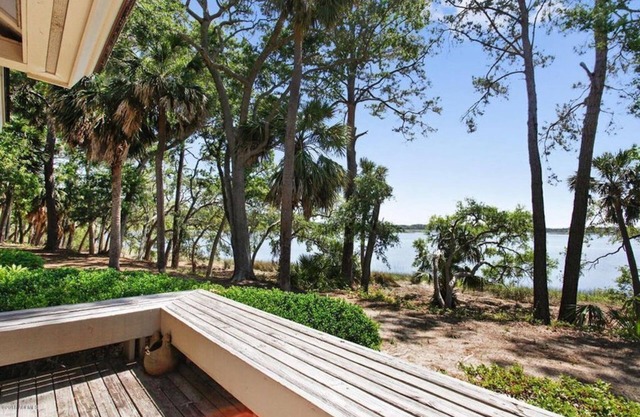 Villa de 3 recámaras y 2 baños frente al mar en Dataw con muelle, bicicletas, piscina y pase para la playa.