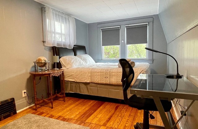 ♥3 bdrm Niagara Falls Home ♥ A/C♥ Hot Tub♥ Parking