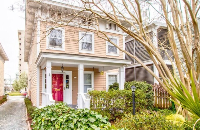 3-bed, 2.5 bathroom, Downtown Front St. Wilmington With Off Street Parking Lot