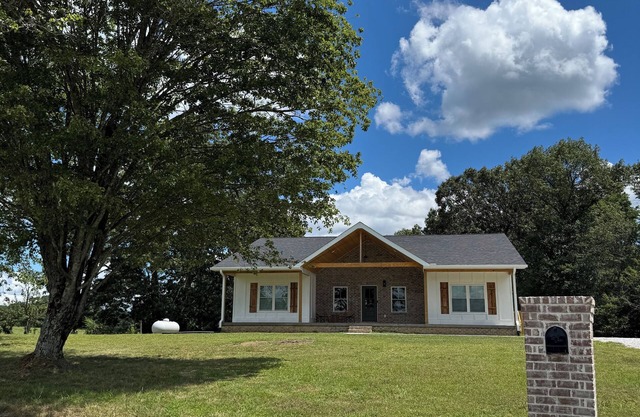 Brand New 3bd 2 ba house in Dickson with beautiful views!