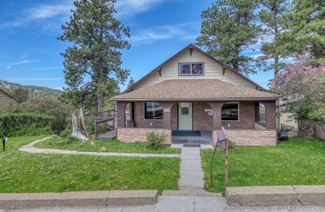 3 Bedroom 2 bath W/ amazing deck views 3mi from Deadwood
