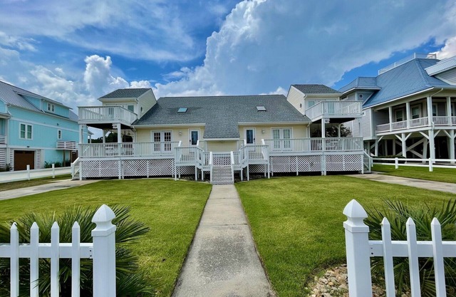 3 Bedroom, 2nd Row with a Shared Pool - Beach Bliss