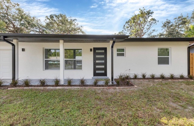 3-bedroom, 3 bath house w/ POOL in fabulous Sarasota with AC, WiFi