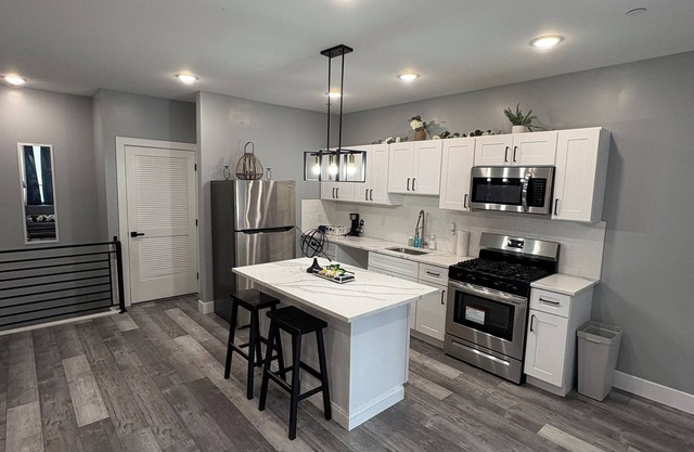 3-bedroom apartment in amazing Philadelphia with AC, WiFi
