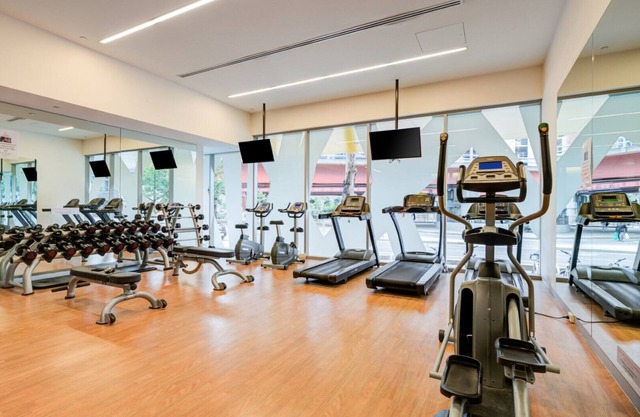 3-Bedroom Apartment near Crown Casino & Eureka Tower, with Parking, Gym, & Pool