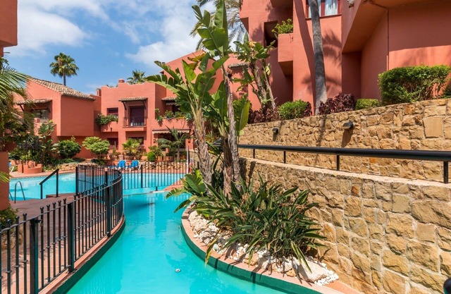 3 BEDROOM--BEACH--POOL--SAUNA--GYM