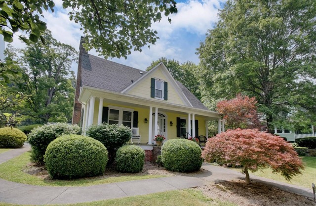 Spend Summer in Hot Springs! 3 Bedroom Cottage in the Heart of Hot Springs